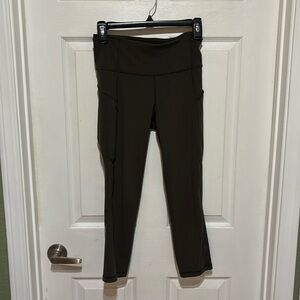 Lululemon Women’s Capri Style Athletic Leggings Green Color